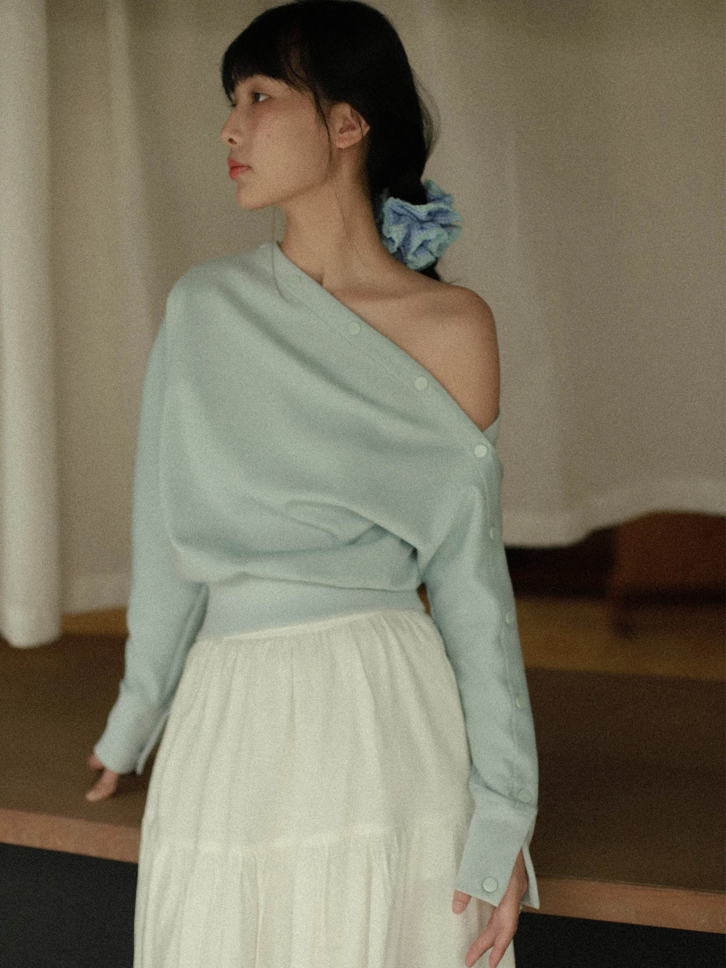 

Модная толстовка оверсайз Otherbela с множеством пуговиц, теплая, с асимметричным дизайном и открытыми плечами, для блогеров, хлопковая, с длинными рукавами.