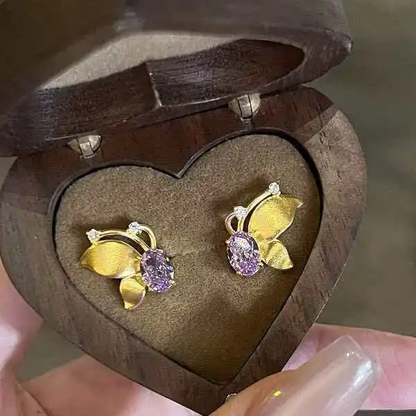 

Удобные в носке серьги-гвоздики с фиолетовыми цирконами в форме бабочки, изящные, для женщин, 24-каратное золото AU999, гипоаллергенные, не натирают кожу.