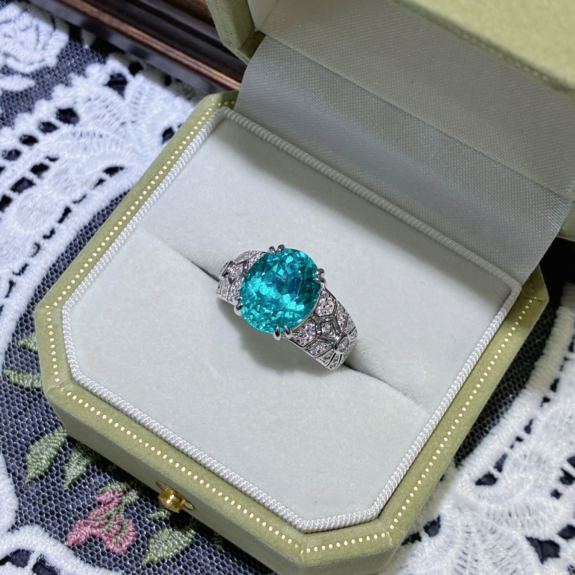 

S925 Sterling Silver Ring Plated with 18K White Gold – 6-Carat Lab-Grown Paraiba Tourmaline (Oval Cut), Luxury High-End Jewelry
