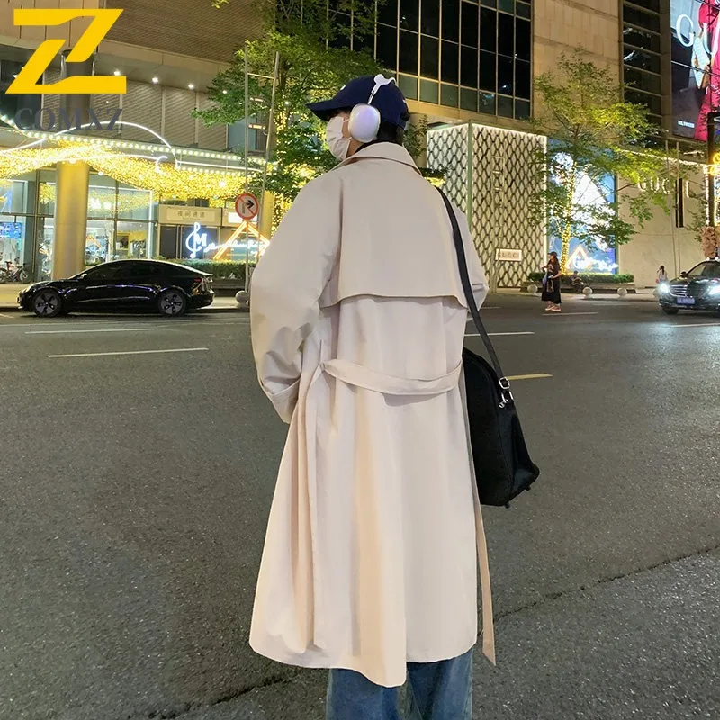 COMXZ الخريف جديد خندق معطف الرجال الكورية نمط الخطوط الطويلة مزدوجة الصدر طول الركبة الرجال فضفاضة تناسب سترة واقية خفيفة الوزن