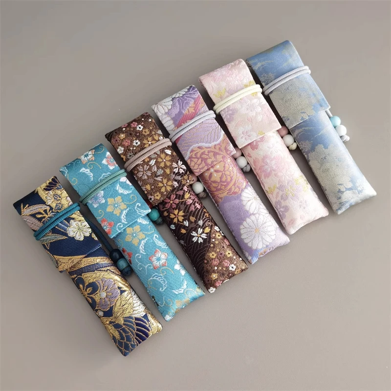 squisita-borsa-per-penna-stilografica-tessuta-nishijin-importata-fatta-a-mano-in-puro-tessuto-borsa-per-penna-fatta-a-mano-con-penna-per-riporre-la-corda-legata-alla-corda