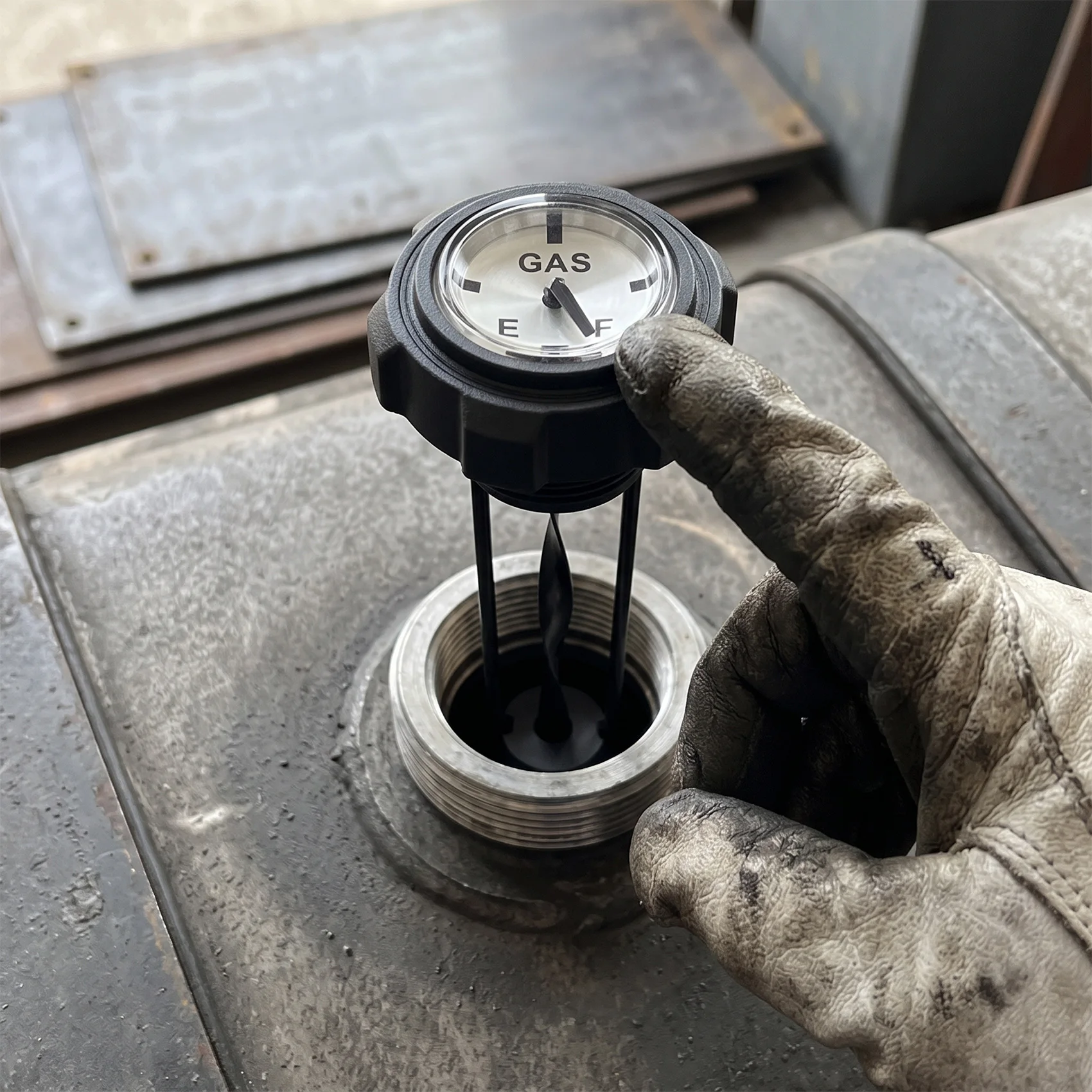 A50U Snowmobile Screw on Non-Vented Gas Caps with Gauge Mechanical Diesels Tanks Level Gauge