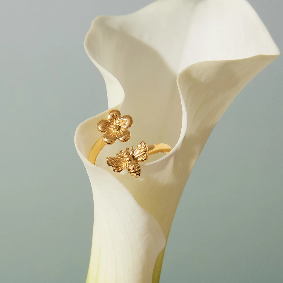 

AIKOER Simple Classic 18K PVD Gold Color Plated Stainless Steel Flower Bee Asymmetric Ring for Women Finger Jewelry Accessories