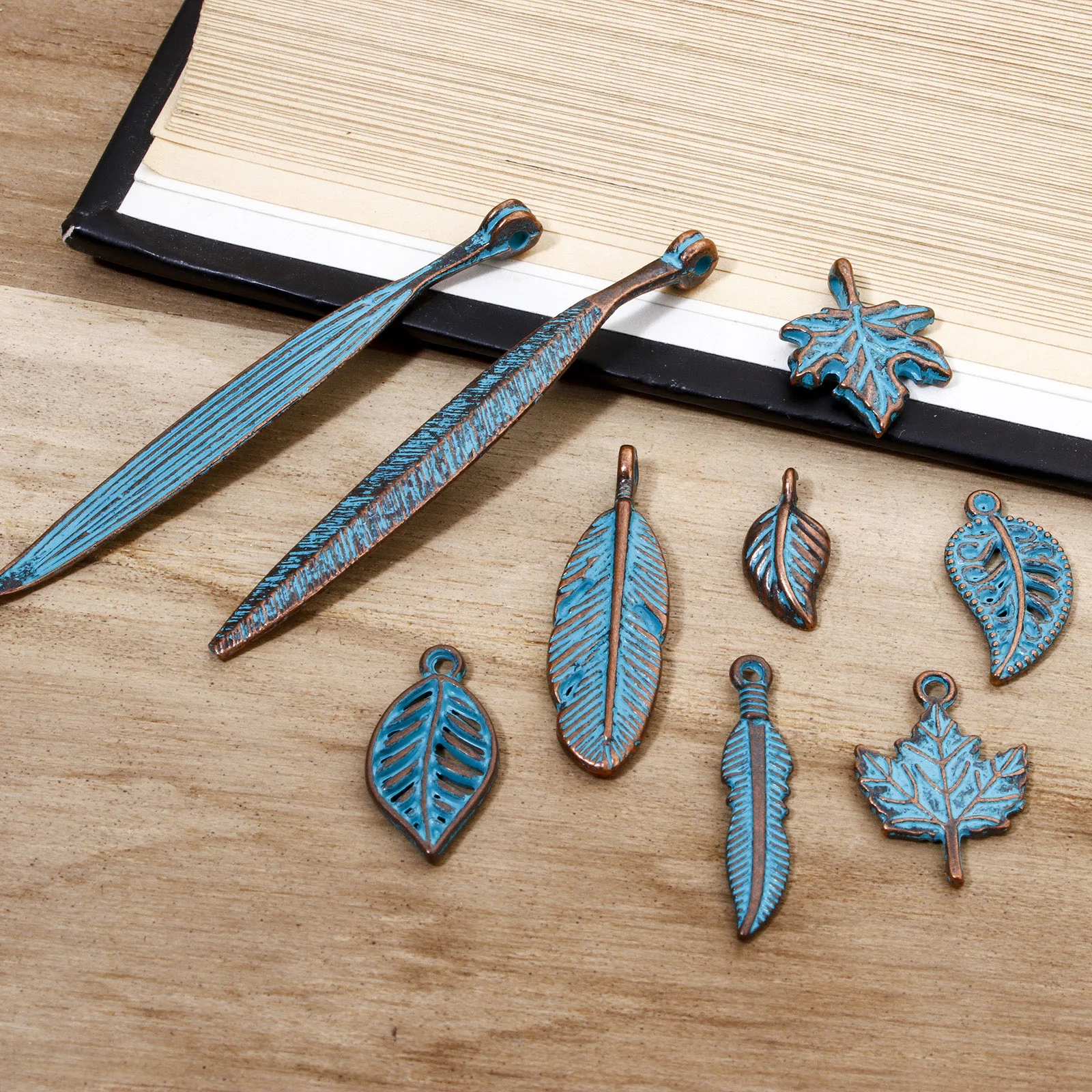 50/100 PCs Vintage Bohemia Charms Pendants Antique Copper Blue Leaf Feather Patina Pendants for Necklace Earrings Jewelry Making