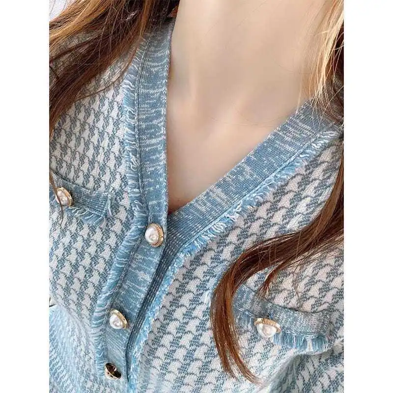 Ładne sukienki dziergane w pepitkę z dekoltem w serek, nowe jesienno-zimowe, nowe damskie sukienki koszulowe do noszenia pod spód, modne sukienki dziergane.