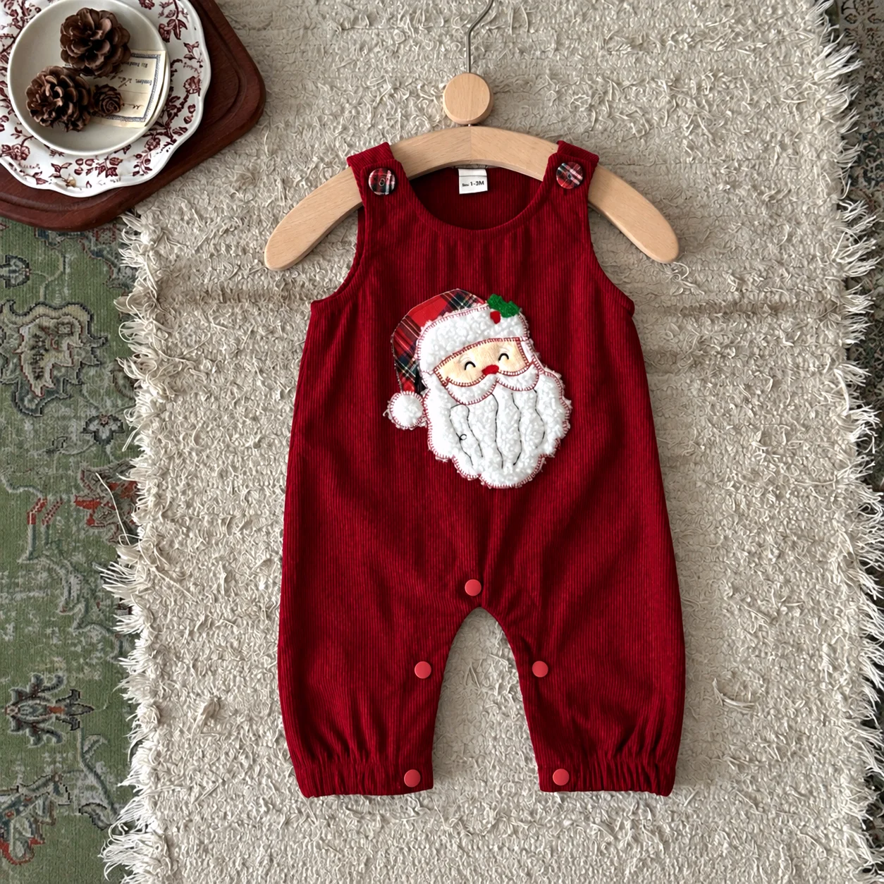 Weihnachtlicher ärmelloser Strampler für Babys, Cord-Overall mit Weihnachtsmann-Stickerei, Winterkleidung für Babys. – Detail 6