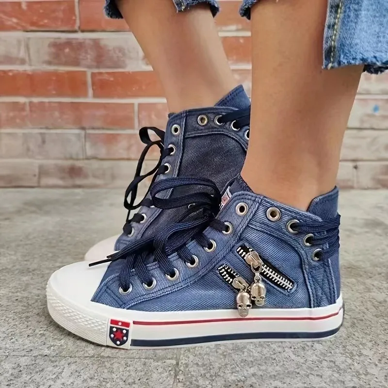 Sepatu Fashion kasual Denim wanita, sepatu dekorasi logam tengkorak, sepatu kets datar, sepatu Vintage High Top, sepatu wanita vulkanisir