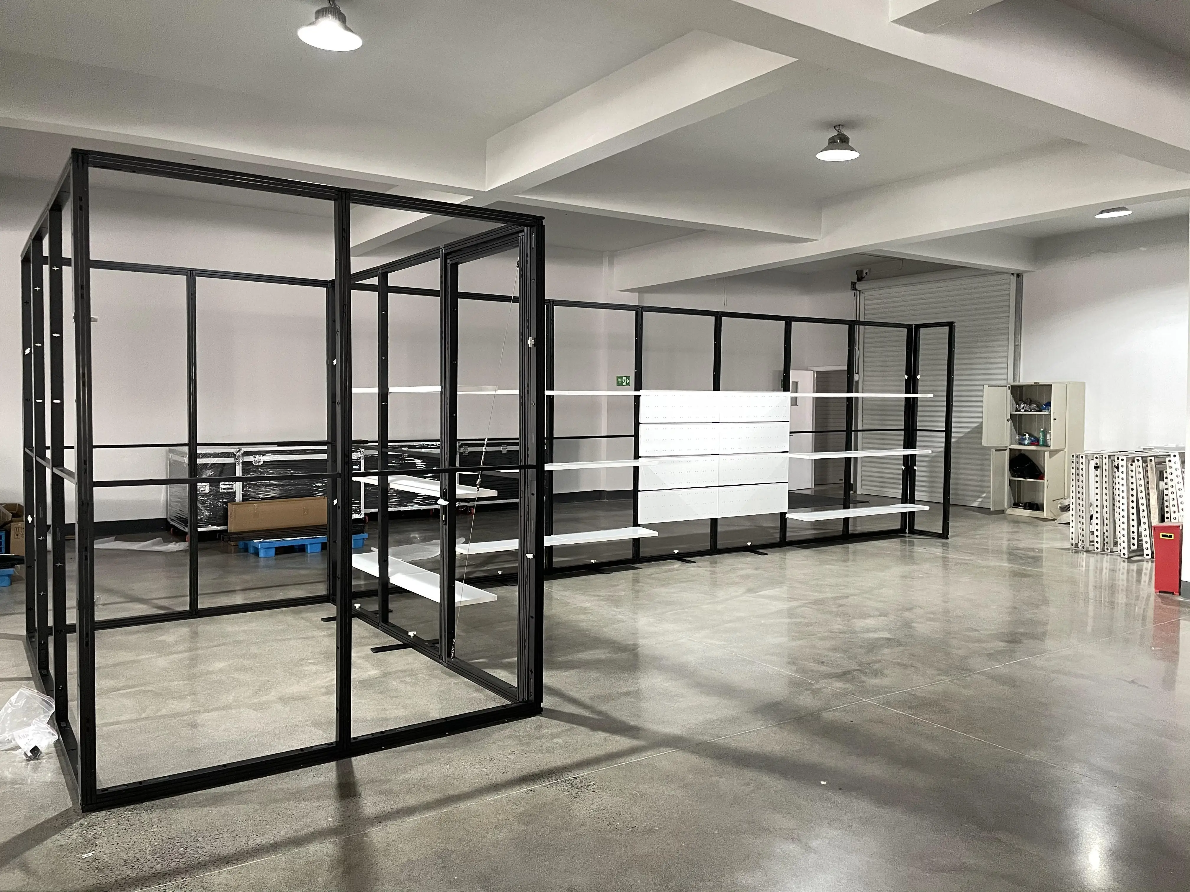 Grande stand de présentation commerciale 10x30, présentoir d'exposition personnalisé avec salle de rangement, comptoir d'émission commerciale