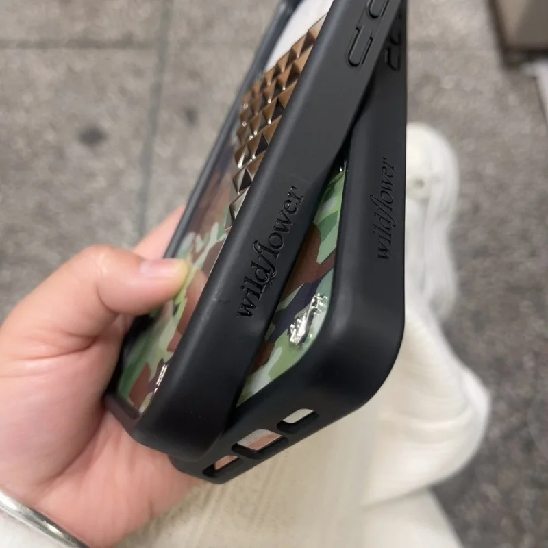 Etui na telefon z motywem dzikich kwiatów, srebrnymi nitami i wzorem kamuflażu, dla iPhone 18 17 16 15 14 13 12 Pro Max Plus, z kreskówkowym kotem i nitami. — zdjęcie produktu 6