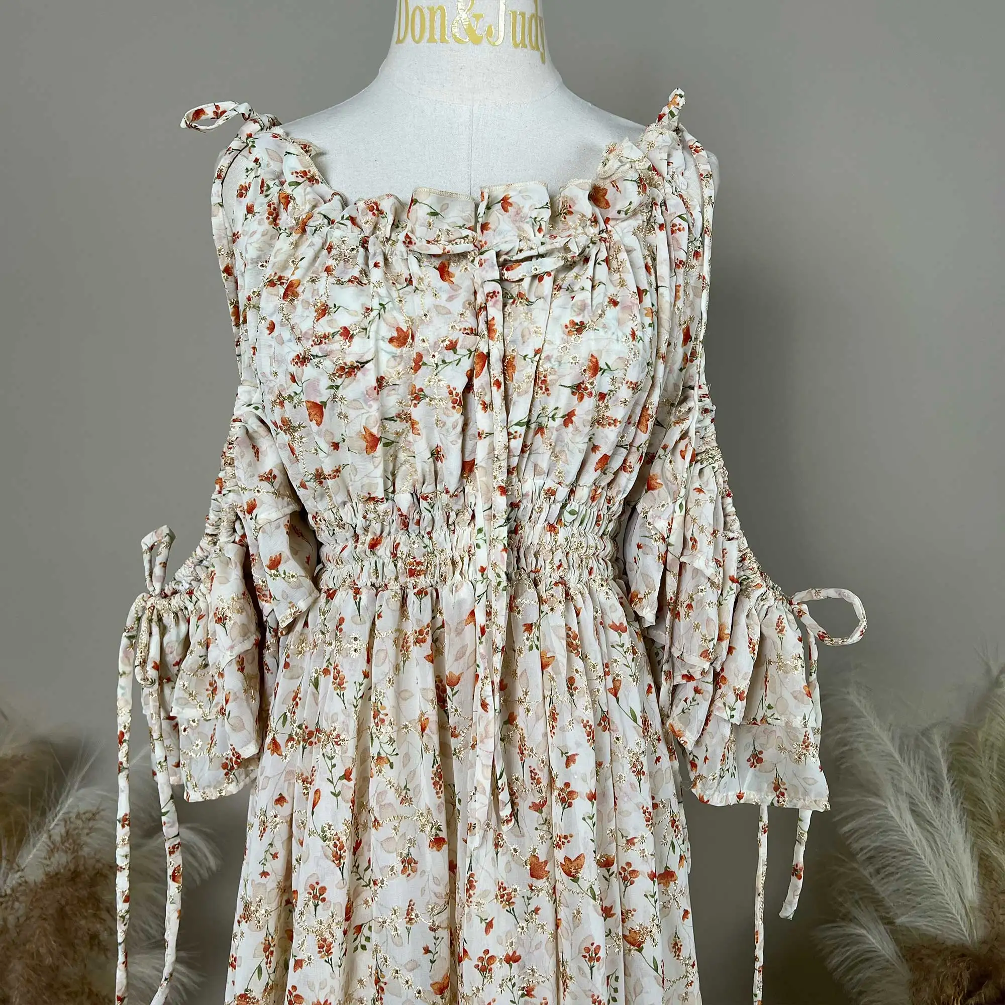 Vestido de invitada de boda estilo bohemio Don&Judy con cola, inspirado en el vintage, para embarazadas, con cuello cuadrado, manga larga, estampado floral y detalle de lazo.