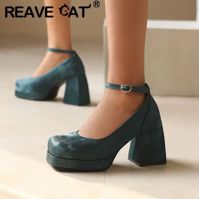 

REAVE CAT Модные женские туфли-лодочки из флока на блочном каблуке 9,5 см на платформе 2 см с пряжкой на щиколотке и ремешком, большой размер 48, модная обувь для свиданий