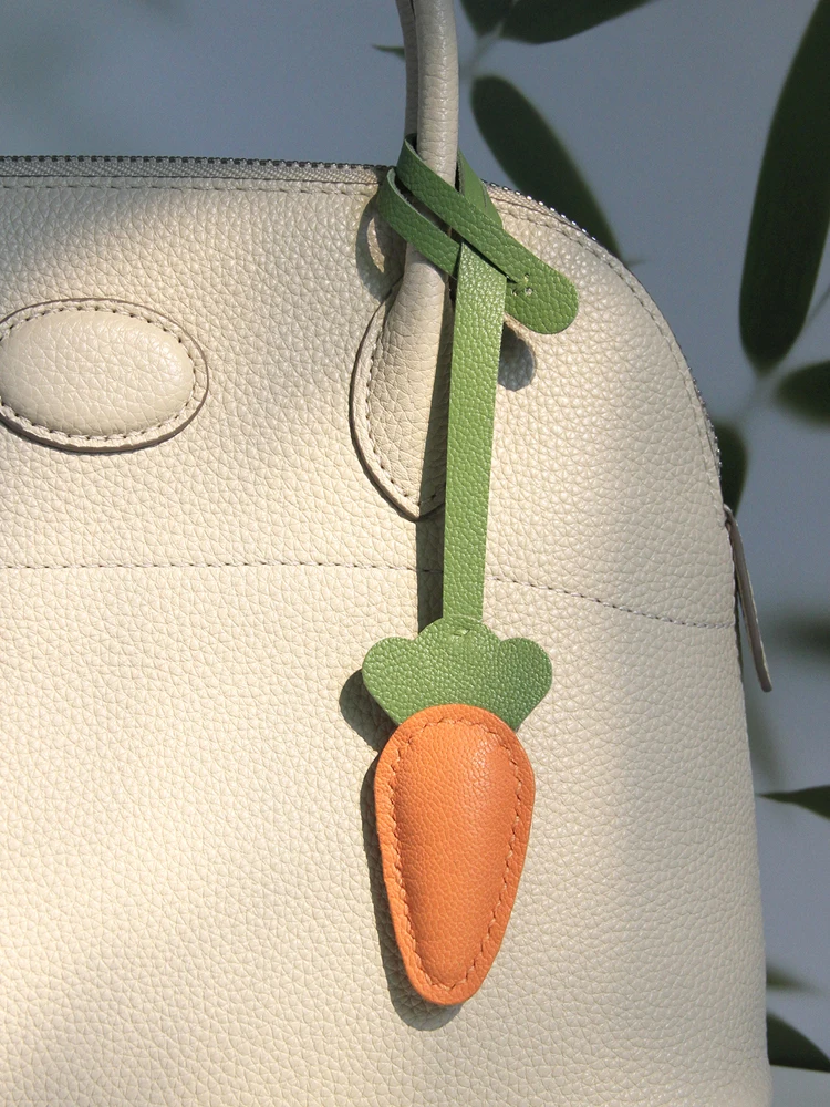 سلسلة مفاتيح صغيرة على شكل جزرة كرتونية، إكسسوار جلدي فريد ولطيف مصنوع يدويًا ورائع.