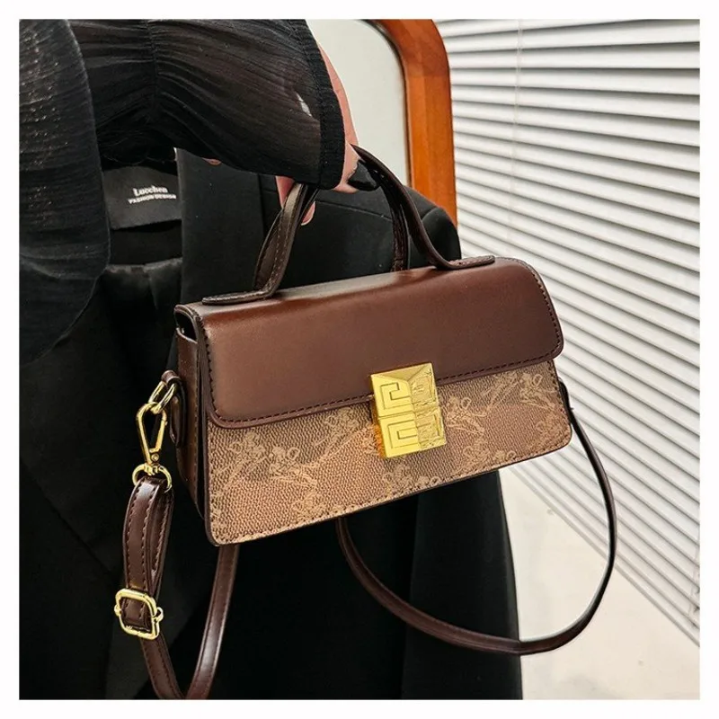 

Luxury High-End Leather Clutch Mini Bag For Women With Solid Color And Paris Fashion Letter Logo