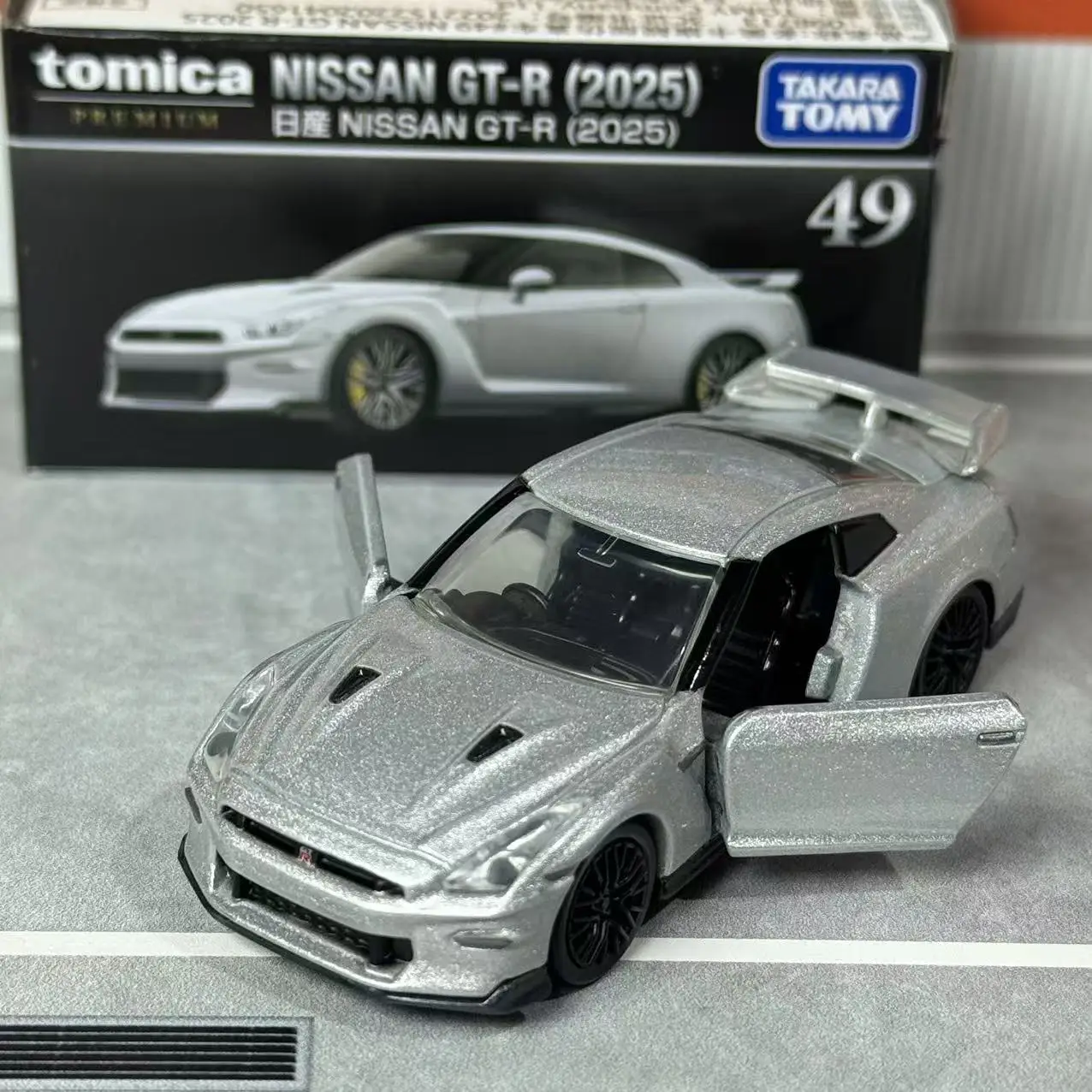 Takara Tomy Tomica Premium 49 Nissan Nissan GT-R (2025) Miniatura de Coche de Aleación, Serie de Réplicas Fundidas a Presión, Regalo para Niños, Juguete para Niño