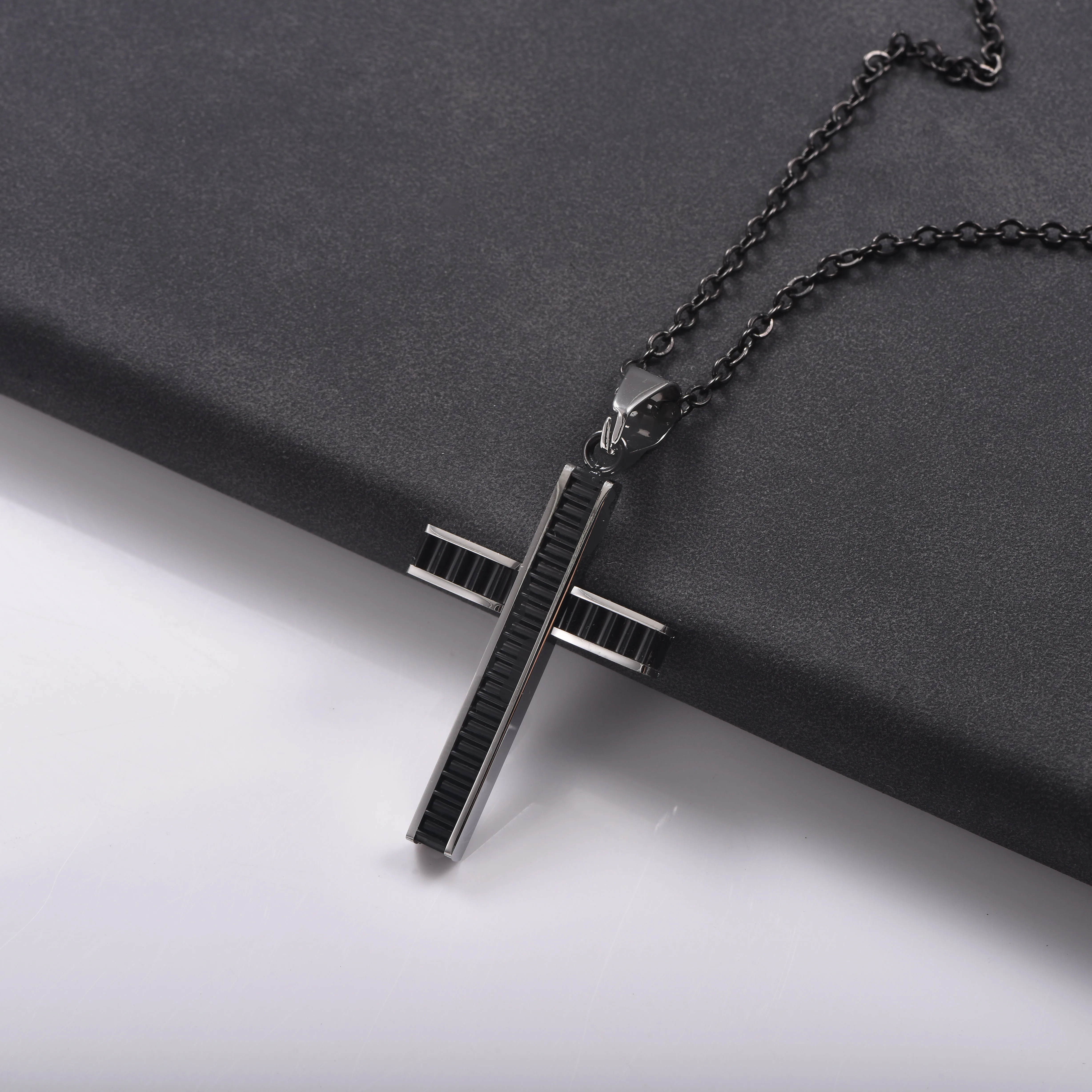 Strukturierte Kreuz-Anhänger-Halskette aus Edelstahl, Unisex, Herrenmode, Hals-Schmuck, Geschenk – Detail 5