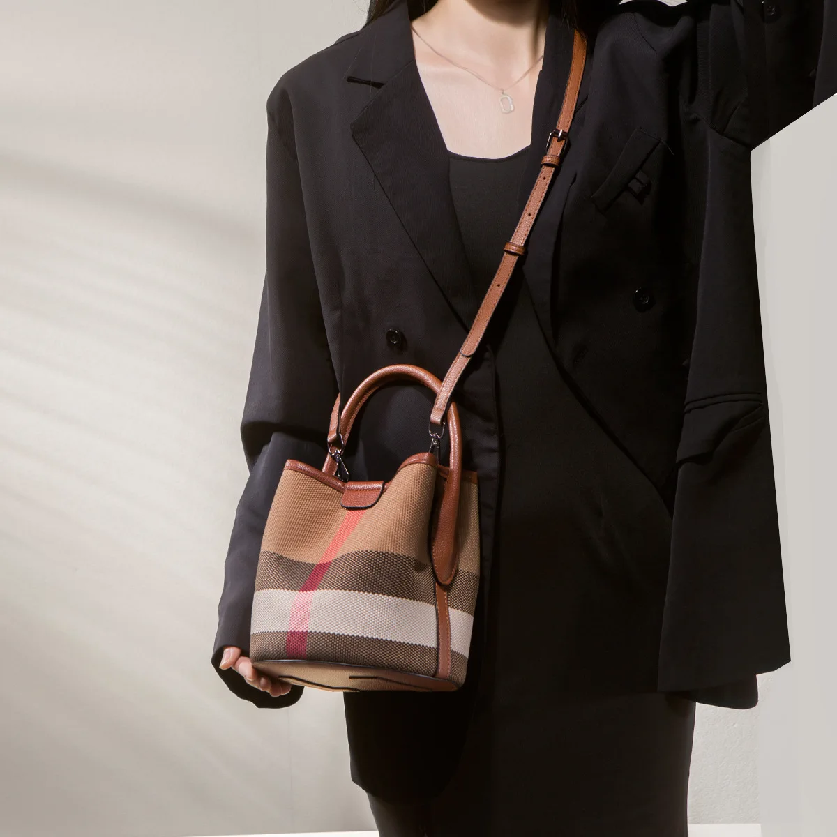 

Холщовая сумка-ведро в клетку 2025 года, стильная ​ Мини-сумка большой вместимости, трансформируемая сумка через плечо и через плечо для ежедневных поездок на работу