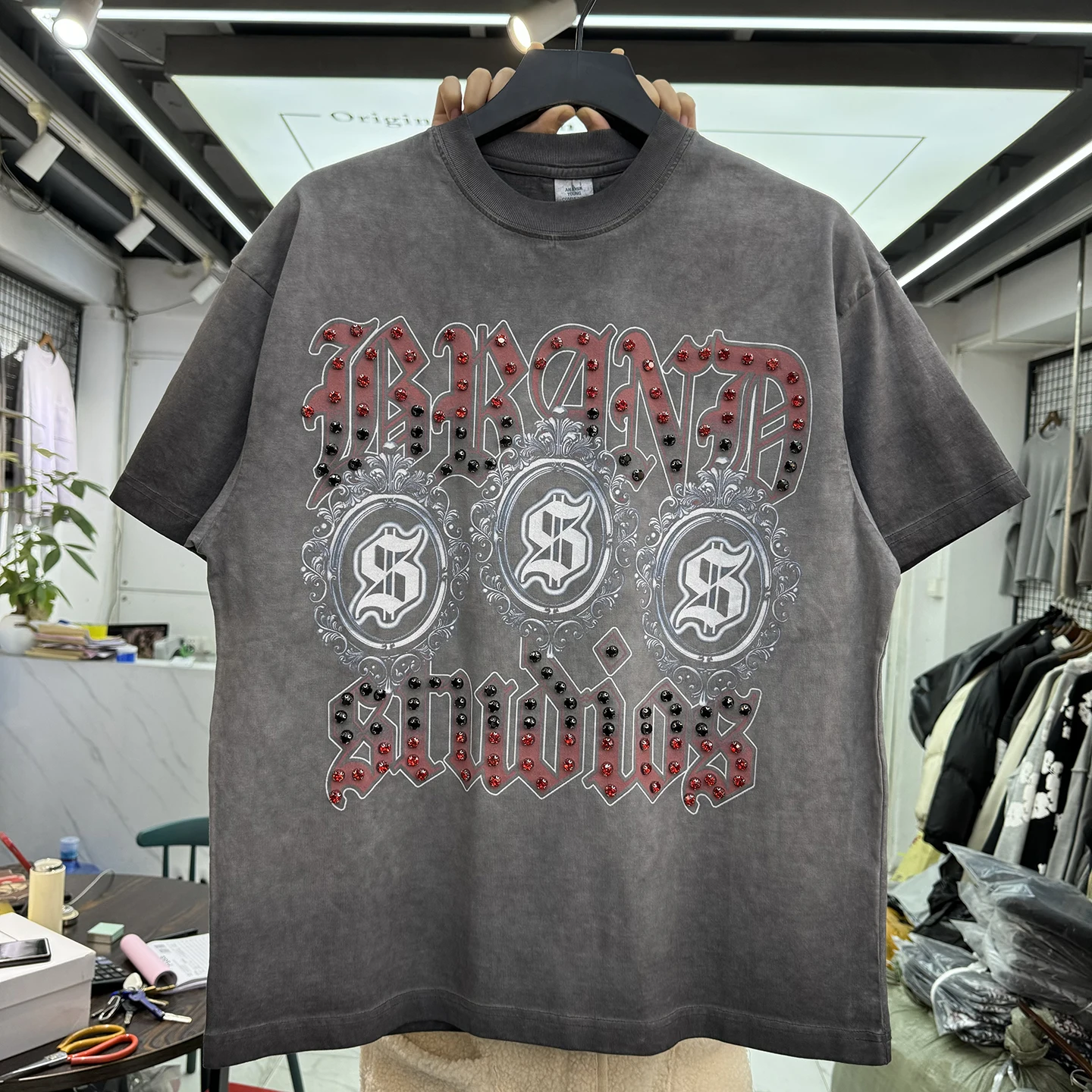 

Retro American Heavyweight T-irt with Rhinestone Proced Letter Print Waed adient round Ne ort Sve ex