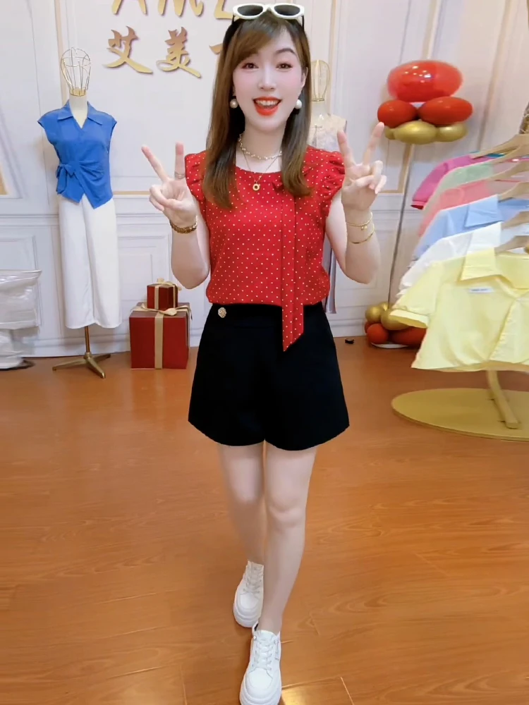 Camiseta roja de lunares con cuello redondo para mujer, nueva colección de verano 2026, ropa para mamá de mediana edad, que disimula la figura, adelgazante y versátil, top pequeño.