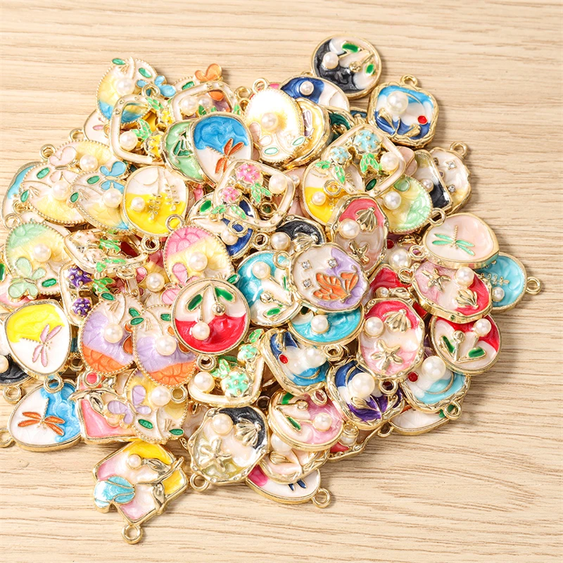 10 Stück Niedliche Bunte Emaille-Anhänger mit Fliegenden Schmetterlingen und Blumen für die Herstellung von Halsketten, Ohrringen, DIY-Bastelarbeiten und Schmuckzubehör – Detail 2