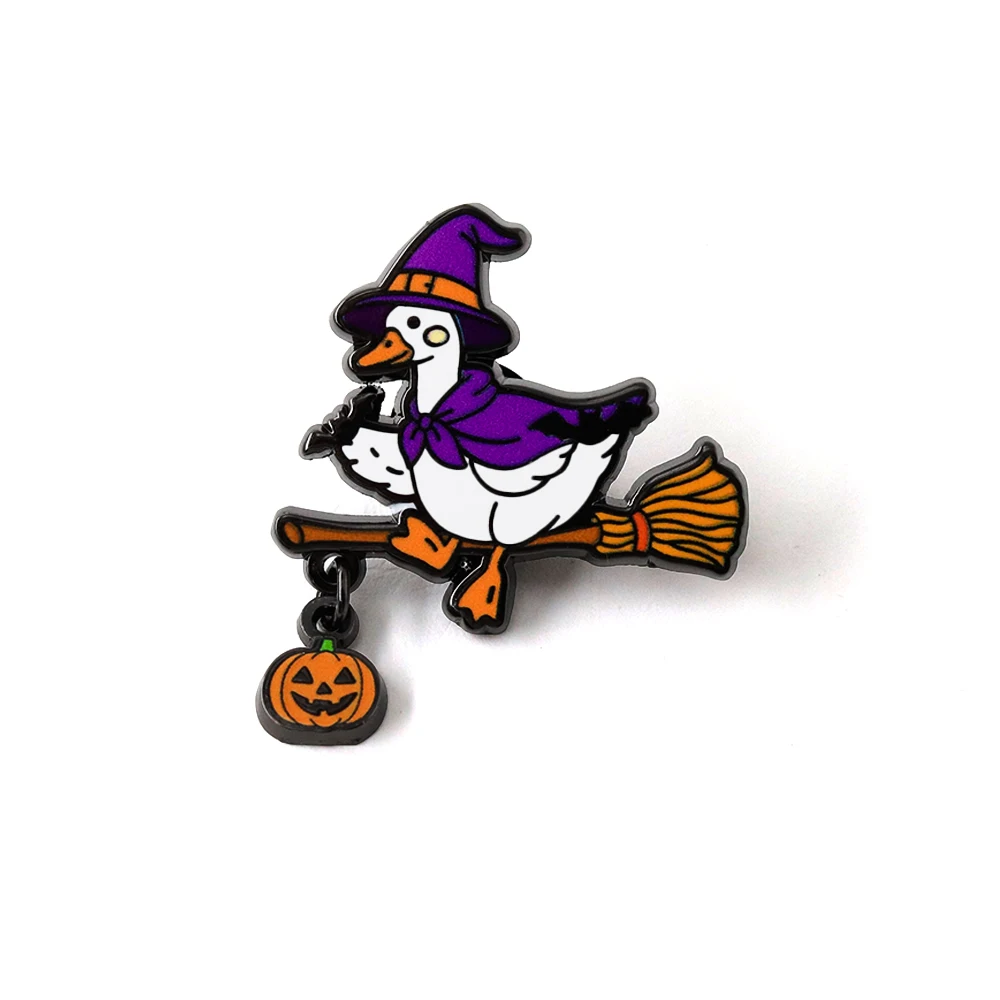 Lila Zaubererhut Umhang Hexe Gans Emaille-Pin Magische Ente Fledermaus Brosche Kürbis-Anhänger Halloween-Geschenk Abzeichen Accessoire – Detail 1