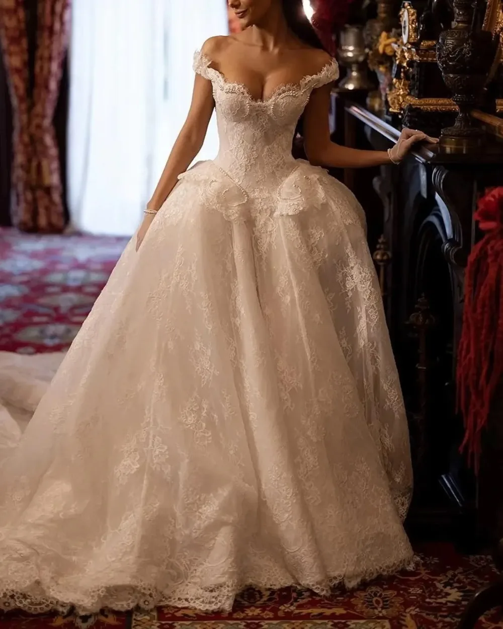 Customized Strapless and Shoulder Baring Lace Wedding Dresses 2026 New Simple Decal Fluffy Skirt Luxurious Princess Bridal Gown