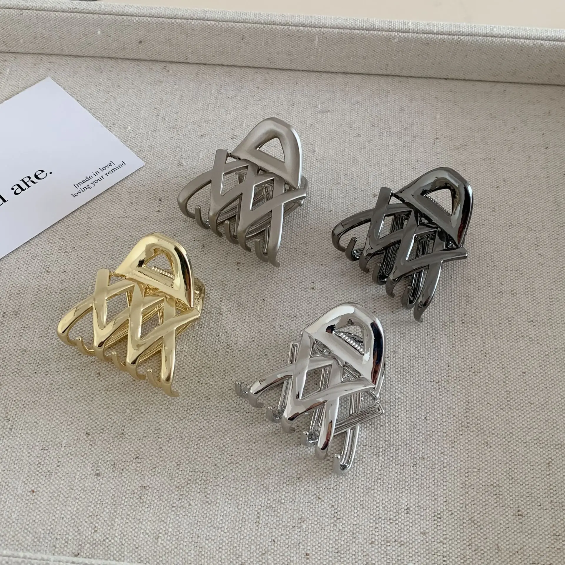 

Alloy Silver Gold Hair Claw Clips Medium Crab Clamps Women Girls Metal Shark Clips Barrettes Ponytail Hair Accessories Fashion