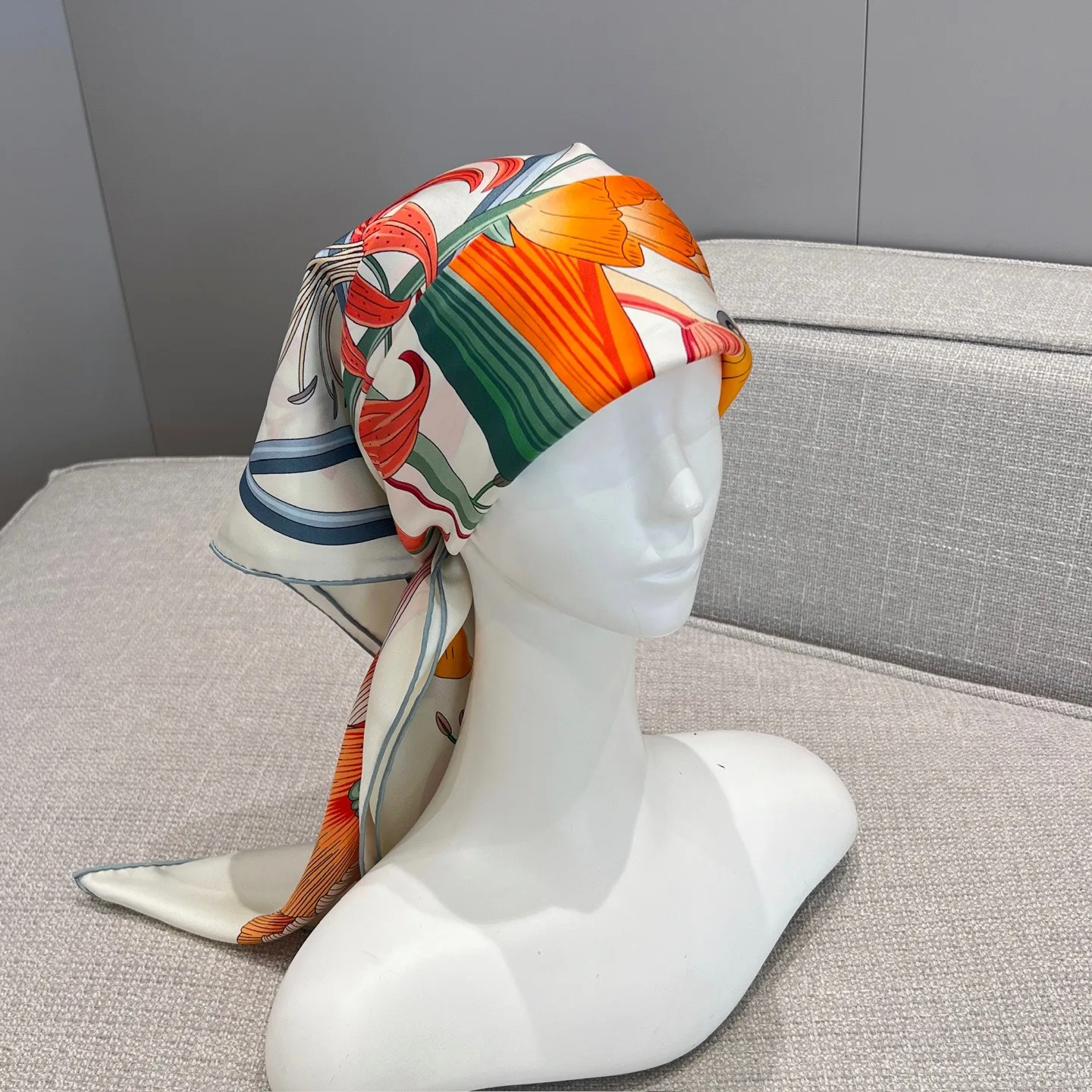 

Luxury Women's Silk Scarves Vintage Women's Floral Pattern Silk Square Scarves and Shawls Fashionable Headscarves Holiday Gifts