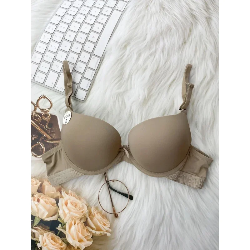 

Upper thin and thick small breasts show big women's underwear gathered to support the sexy girl's bra