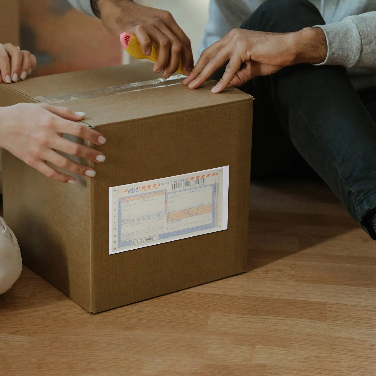 

100Pcs Transparent Self Adhesive Shipping Label Sleeves Quick Peel Stick Design for Packing List Protection on Cardboard Plastic