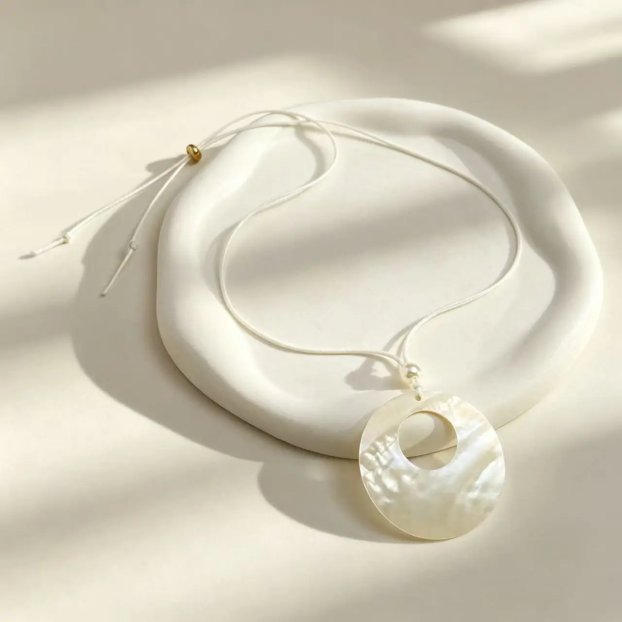 Natural White Shell Disc Beaded Necklace Flat Round Mother Of Pearl Choker Boho Beach Vacation Women Statement Jewelry