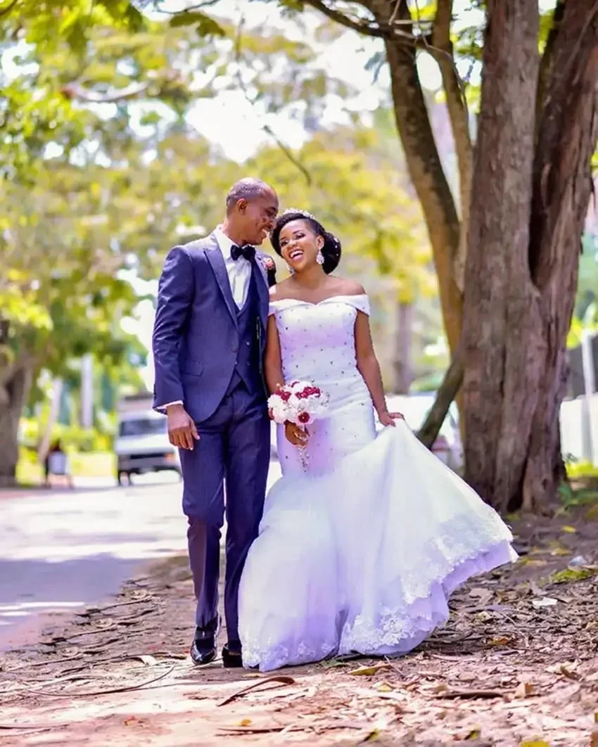 فساتين زفاف حورية البحر النيجيرية الأفريقية المخصصة لحفلات الزفاف والخرز والكريستال الأورجانزا ورقبة على شكل V تقدم الكتف بطول الأرض