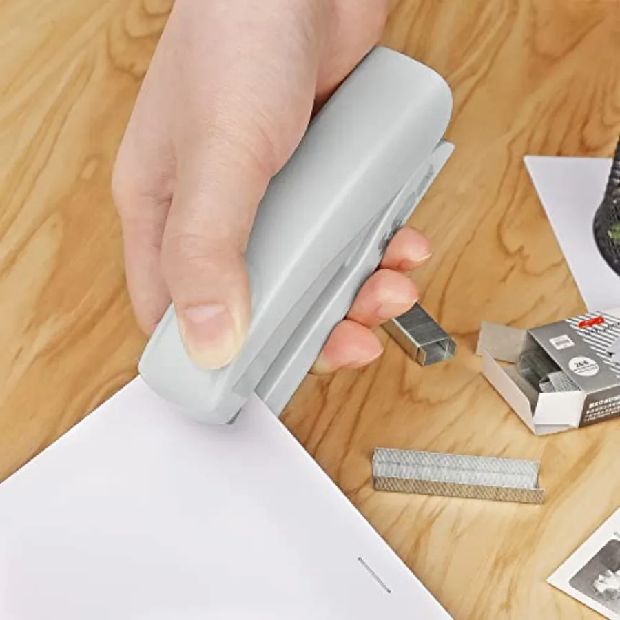 مجموعة اللوازم المكتبية مجموعة ملحقات المكتب Iluding 2 Scisso 1 دباسة 1000 قطعة 26 6 دبابيس 1 مزيل التيلة 1 موزع الشريط و