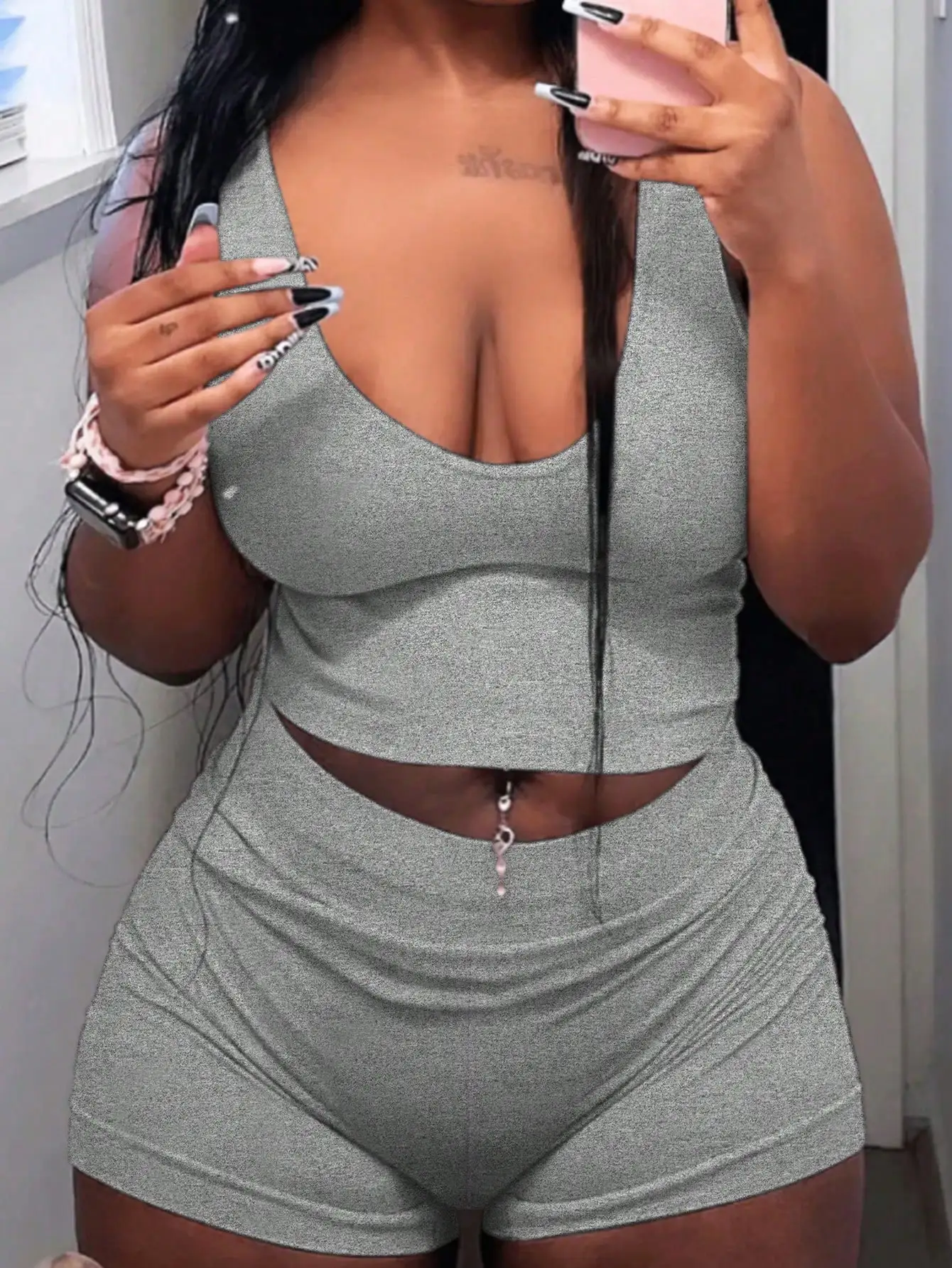 

Женский серый комплект: укороченный топ с V-образным вырезом и шорты с высокой талией