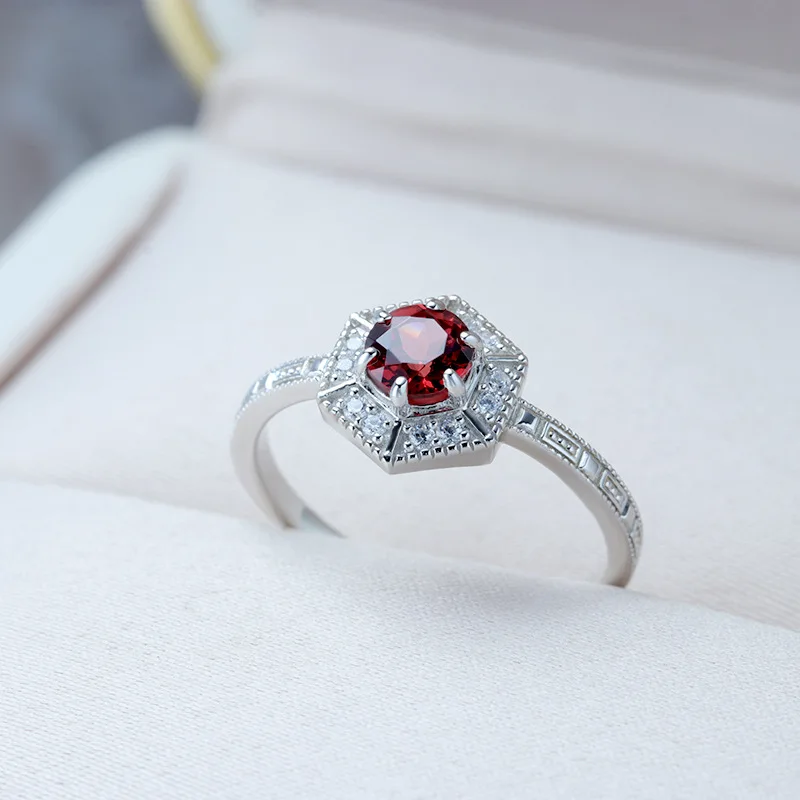 New Year red gem garnet inlaid shiny zircon S925 silver platinum-plated elegant noble female ring