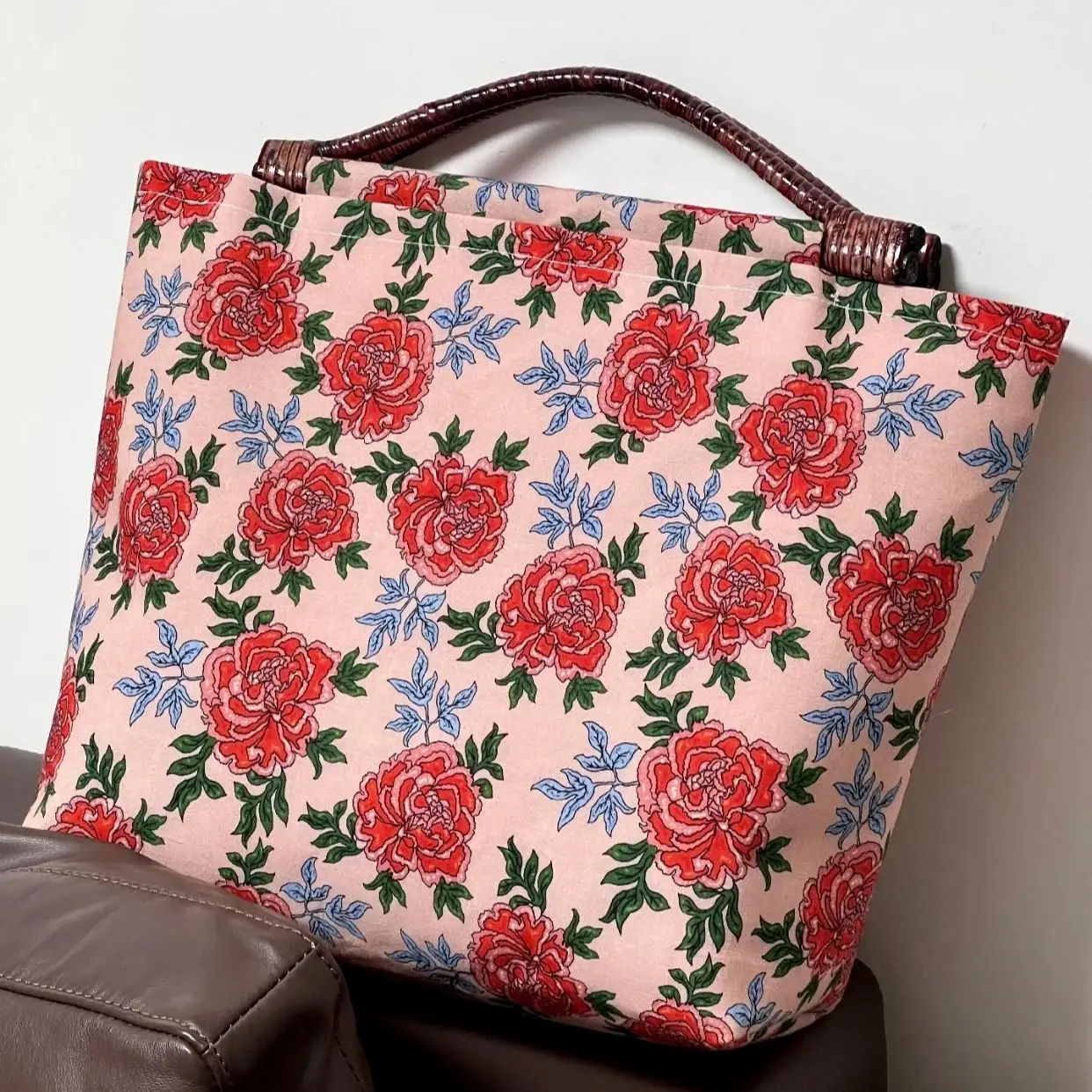 lost-in-vintage-flores-tapiz-figural-monedero-aubusson-anos-60-bolso-de-compras-mango-de-vid-de-madera-bolso-grande-de-vacaciones