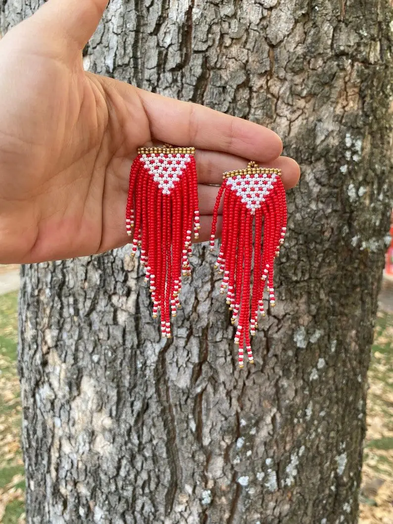 

Богемные красные треугольные серьги из бисера, сотканные вручную женские серьги с кисточками из сплава, простая геометрия, рисовые бусины, модные ювелирные изделия