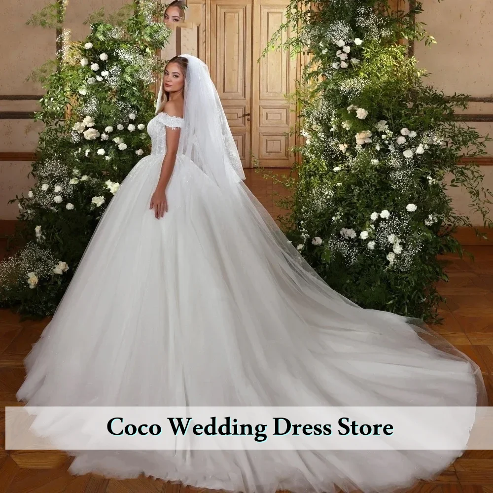 تخصيص حساسة الكرة بثوب فساتين الزفاف العميق الخامس الرقبة قبالة الكتف مطرزة زين قطار المحكمة فساتين الزفاف