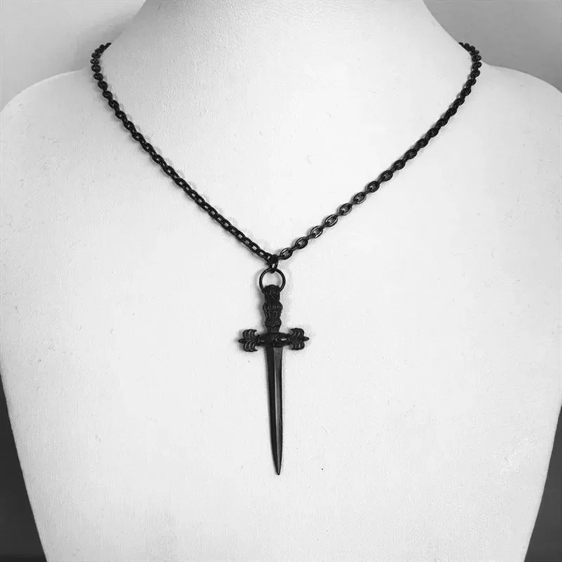 Collar gótico de espada negra para hombre y mujer, joyería gótica Punk, declaración de fiesta de Rock, colgante de regalo, oscuridad clásica, 2021