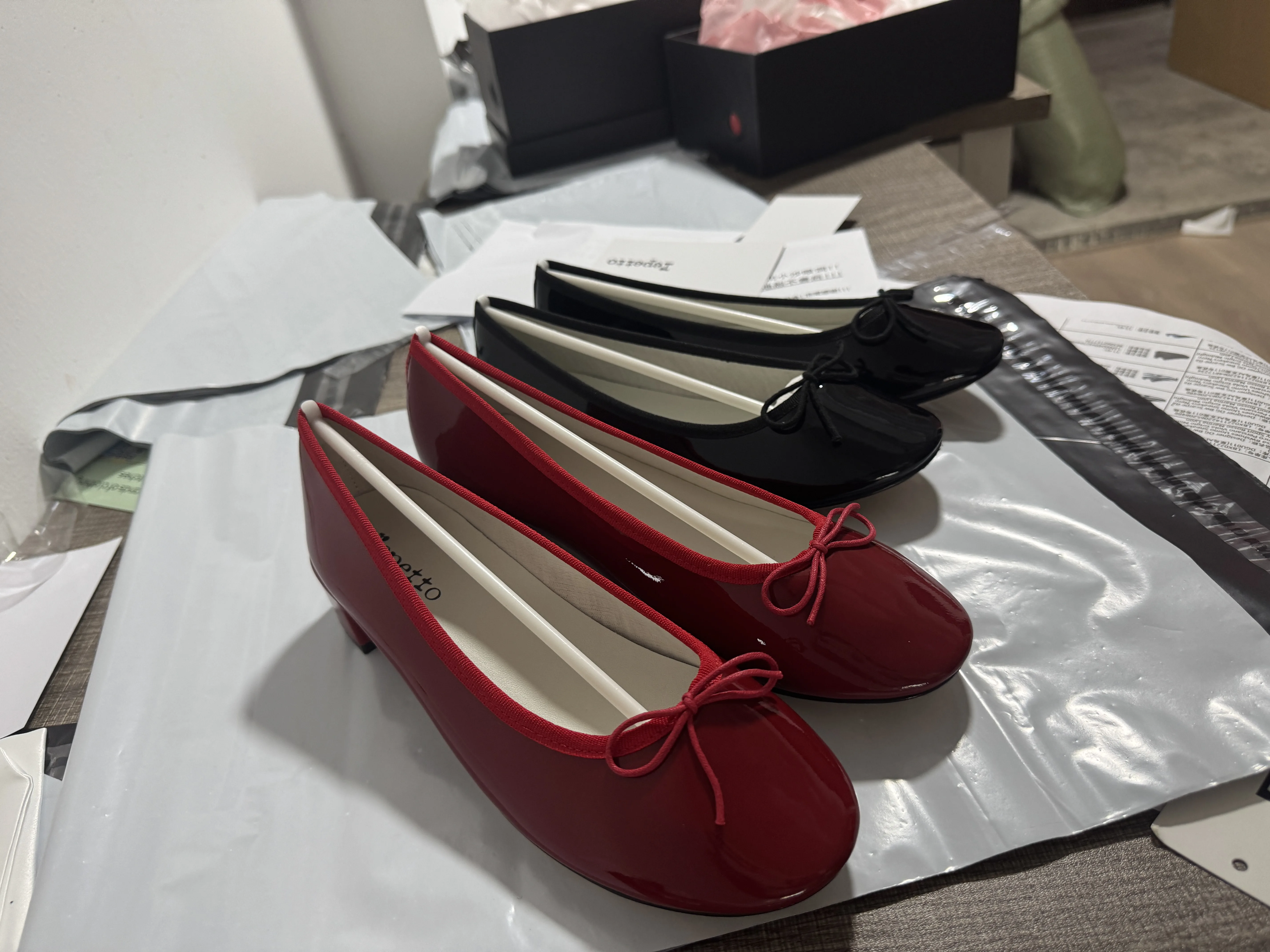 حذاء باليه مسطح بمقدمة مستديرة واحدة كلاسيكية فرنسية، كعب منخفض، نعل ضحل، جلد لامع، حذاء أحمر صغير، حذاء مسطح نسائي صيفي