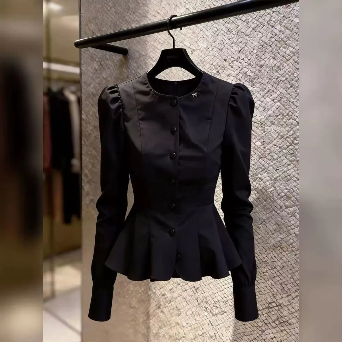 2026 fashion spring explosion niche design sense round neck waist thin black shirt women's top