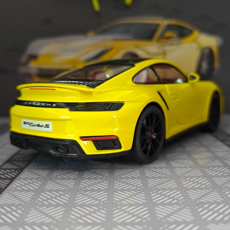

1:24 simulation Porsche 911 alloy car model with steering force, sound and light, sports car gift, doors can be opened