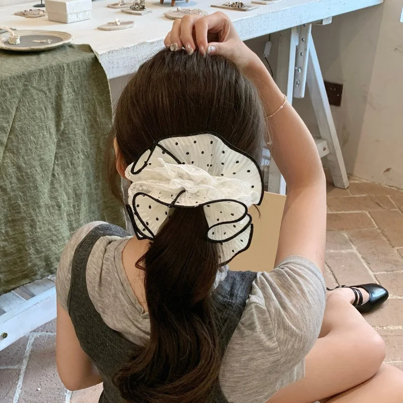 ربطة شعر أنيقة من الدانتيل مكونة من أربع طبقات على شكل ذيل حصان راقية