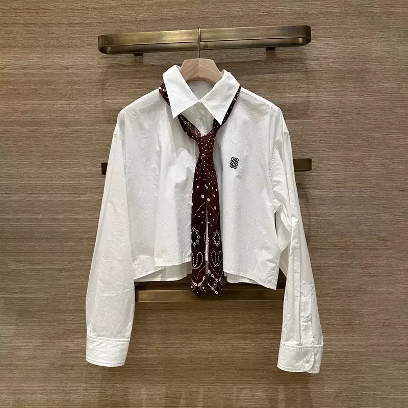 

Женская дышащая хлопковая футболка свободного кроя с вышитыми буквами, французским воротником и контрастным галстуком, весна-лето