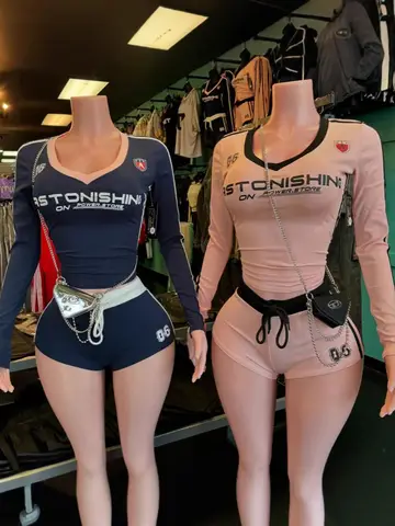 Letni Seksowny Damski Zestaw Dwuczęściowy Klubowy Strój z Nadrukiem Liter, Krótki Top z Dekoltem w Serek + Pasujące Szorty ze Sznurkiem, Casualowy Dres