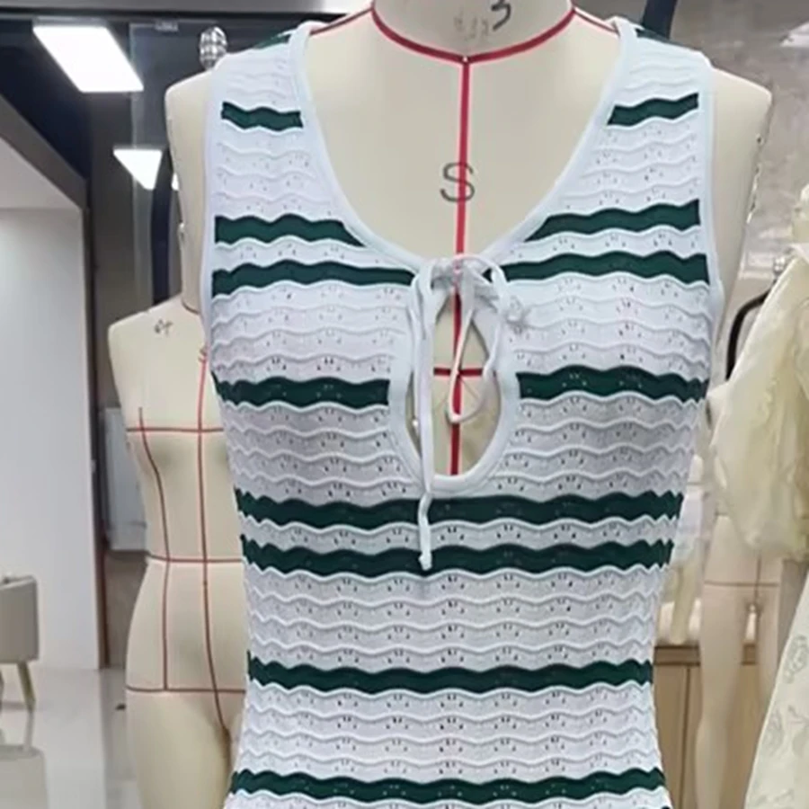 2025 Bohe Vestido longo feminino de malha patchwork de verão com estampa listrada sem mangas com amarração e decote em V slim fit vestido regata praia