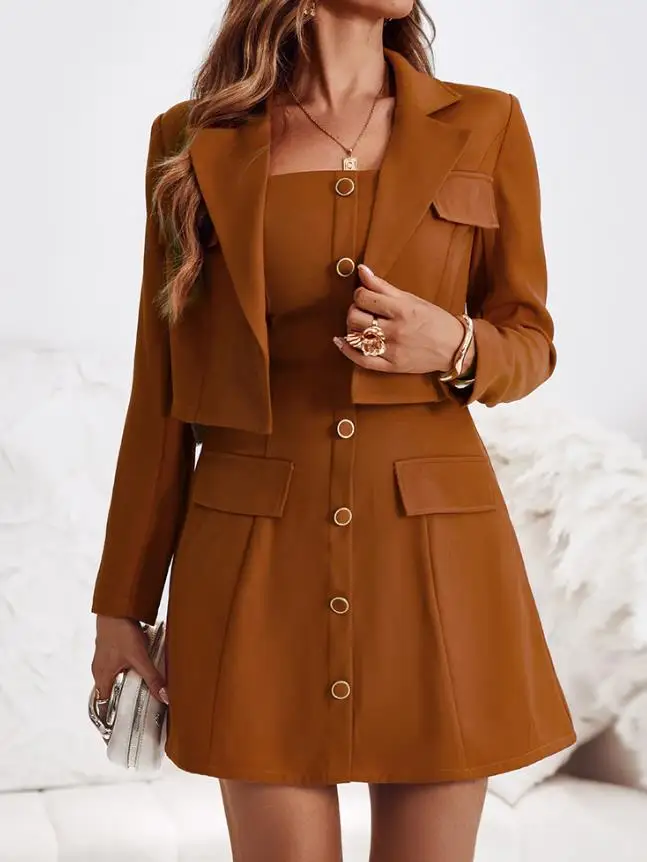 

Комплект из двух предметов. Женский наряд 2025 года. Весна. Новое пальто с длинными рукавами и зубчатым воротником. Комплект платья на пуговицах с открытыми плечами.