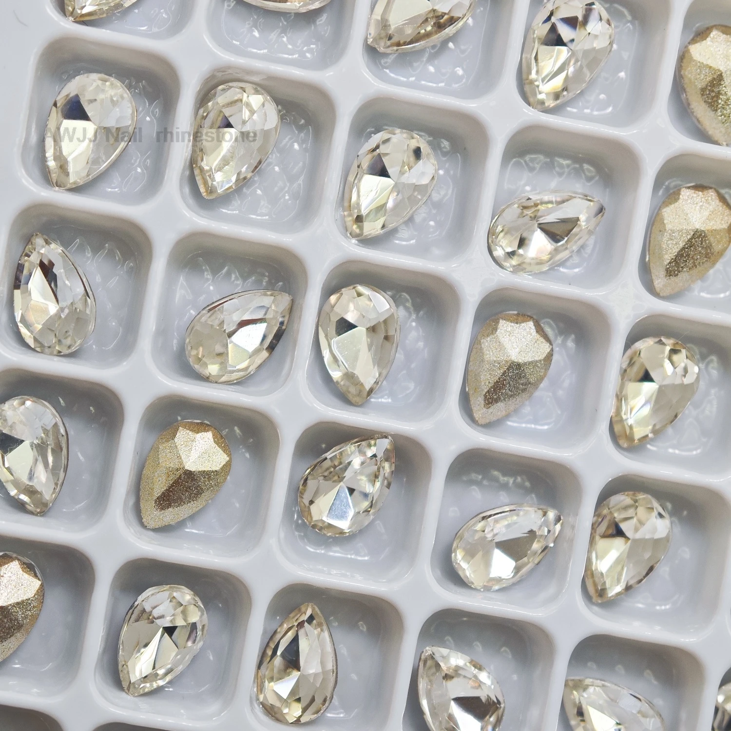 4 x 6 mm wassertropfenförmige, spitze Unterseite, zum Aufkleben, glitzernde Strasssteine, hochwertig, für Nägel, Kleidung und Heimwerkerarbeiten