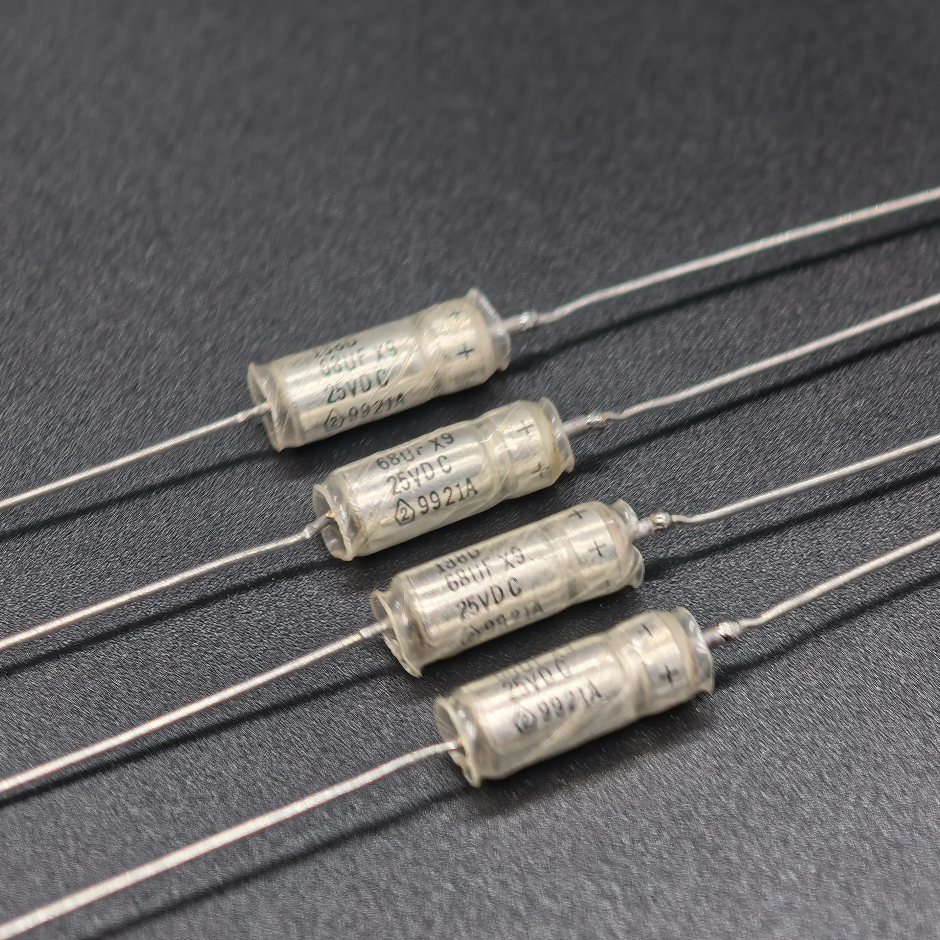 

Американский танталовый электролитический конденсатор серии 138D, 68 мкФ, 25В, в корпусе из жидкого серебра, с серебряным маслом