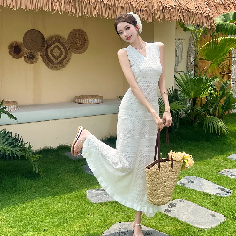 Nieuwe elegante effen kleur v-hals slanke gebreide jurk voor vrouwen zomer mouwloze holle casual a-lijn lange jurk casual jurk