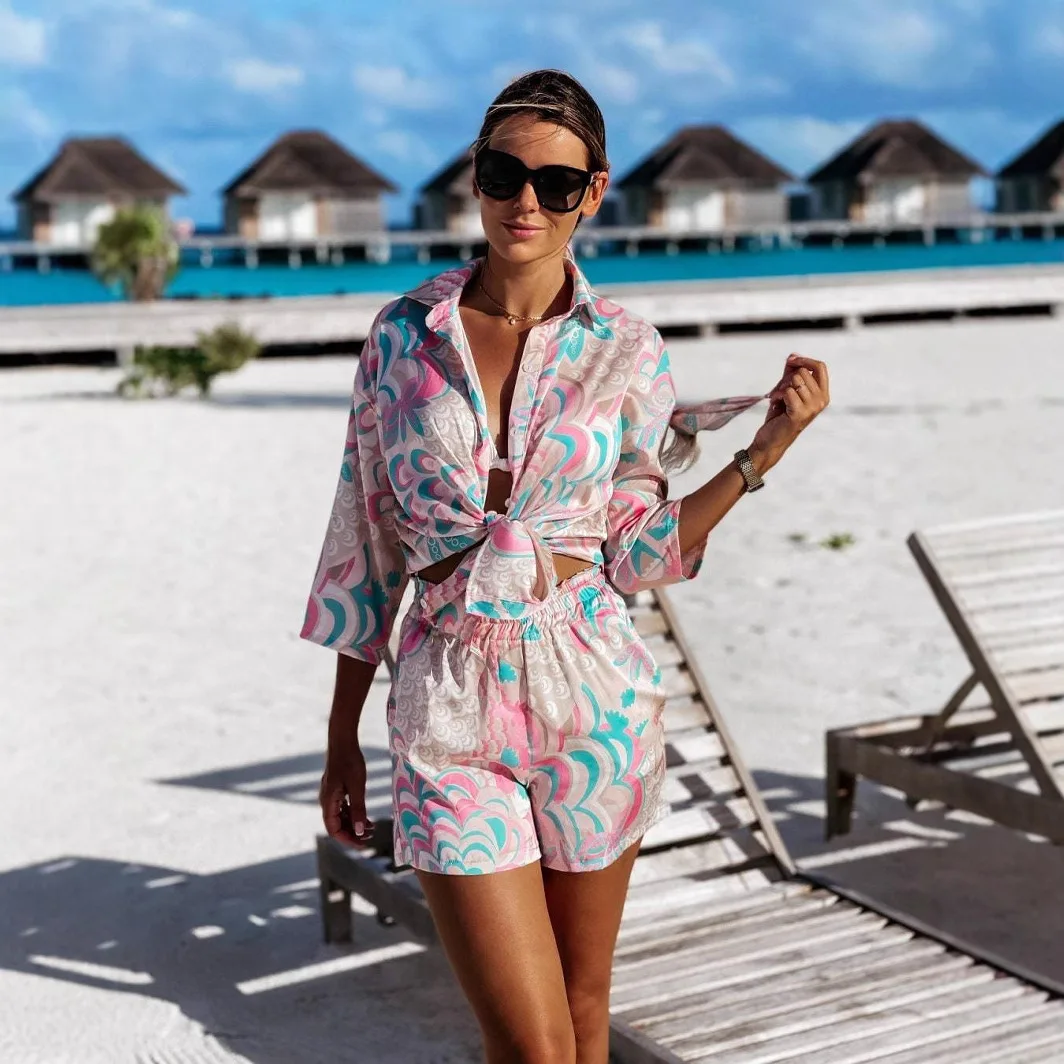 

Летний принт в стиле отпуска, повседневная рубашка, шорты, пляжный комплект, модный темпераментный топ с семью рукавами, шорты, комплект для женщин